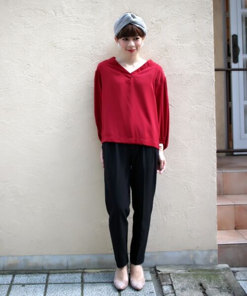 程よく光沢のある滑らかな生地感で、
大人の品のあるスタイリングが楽しめるブラウス♪

シンプルなボトムと合わせることで
きちんと感のあるコーディネイトに仕上がるので、
オフィススタイルにもピッタリ◎