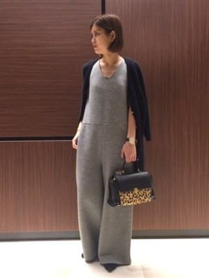 本日はリブボンディングオールインワンのご紹介です！

ニットのようなローゲージリブと、コットン天竺のボンディング素材を使い、深めのVネックなので、ゆったりしたシルエットでもカジュアルに見え過ぎないのがポイントです。
忙しい朝にもスタイリングに迷わず◎

お色はブラックとグレーの2色展開です。是非、チェックしてみてくださいね！