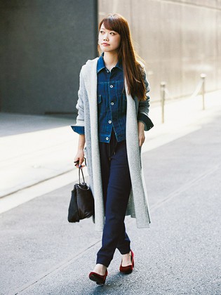 昨年も大人気だったコーディガンは、デニムジャケットを合わせて今年らしい着こなしにアップデート。更に、ファーの巾着バッグをプラスしてアクセントに。