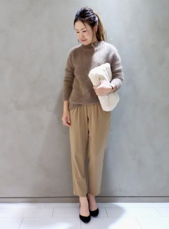 本日はラクーンニットのご紹介です！！

ふわふわで軽くて温かい、ラクーンニットは着回し力も抜群です★
カフェオレカラーでまとめました。
同じトーンのコーディネートでも素材感を変えれば、ぼんやりせずまとまり感が出ますよ！

パンツはとろみのあるキュプラレーヨンの素材とタックが足を綺麗に魅せてくれます。
そして、ウエストの後身頃がゴム仕様になっているイージーパンツでもあります！