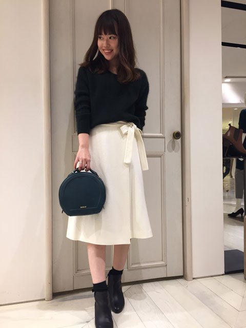 サークル型が新鮮なショルダーバッグをコーディネートのポイントに。
女度高めなニットとボトムに合わせてデート仕様。
