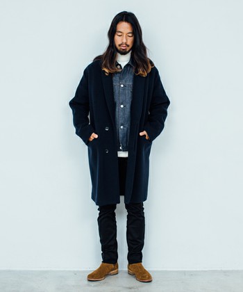 オーバーサイズのコートに、
タートルネックのニットやブラックパンツで
落ち着いた印象の合わせに、
デニムジャケットやスエードのブーツを
取り入れることで適度なヌケ感を出しました。 