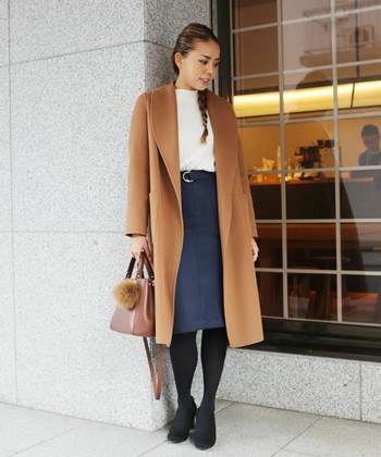 大人な雰囲気漂うガウンコートには、シンプルで上品なコーディネートが◎。
着まわし力抜群のリブニットをすっきり見えするタイトスカートにインして、
女性らしい印象に。
足元はきれいなレッグラインを演出するブーティがおすすめ!