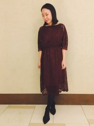 本日は新作のレースワンピースのご紹介です！

繊細なレースが華やかで一枚でお洒落が叶うアイテムです★
普段使いから、フォーマルシーンまで幅広く使え、袖つきなので羽織りに迷う問題もなく、オールシーズンお使い頂けます。

お色はブラックとボルドーの2色展開です！
是非、チェックしてみてくださいね★