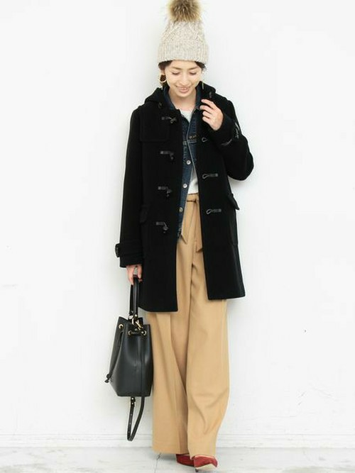 イタリア製の上質なパイルカット生地を使用した
定番型のダッフルコートを
Gジャンとのレイヤードスタイルで今季らしい着こなしに。 

落ち着いたカラーのスタイリングに
ふわふわのファーポンポンが
かわいいニットキャップで遊び心をプラス。

モデル：163㎝