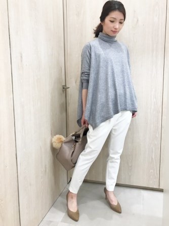本日は、新作の【ヘム変形タートルニット】コーデをご紹介いたします♪
 
パンツとの相性が抜群なヘム変形タートルニットを、qualite定番のホワイトタックパンツと合わせて、少し先取りなカラー使いにしてみました。 
本格的な寒さになりましたので、ダウンコートなどアウターのインナーにも着やすい一枚です！！