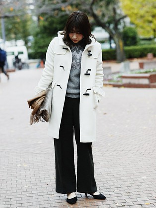 冬になると必ず着たくなるダッフルコートは、目を引くホワイトをチョイスしました。インナーとボトムスを、グレー×オリーブの落ち着いた配色にして、大人カジュアルな仕上がりをイメージしています。ファーバッグやポインテッドパンプスなど小物でトレンド感をプラスしました。