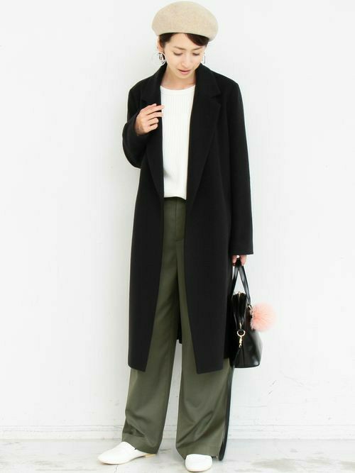 ノージェンダーなガウンコートを
ローファーとワイドパンツでマニッシュに。 

凹凸感が表情豊かなワッフルカットソーを
インに合わせた立体感ある着こなし。 

ベージュのフェルトベレー帽を
プラスして柔らかな印象をプラス。

モデル：163㎝