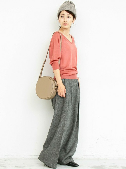 適度な光沢と、肌触りの良い柔らかさが特徴の変形ニット。 
程よいネックラインと裾のリブが絶妙なニュアンスシルエットを作り出し、
ワイドパンツと合わせれば今季らしいスタイリングに。 

小物やボトムは落ち着いた色をチョイスして、
ピンクを大人っぽく着こなしました。

モデル：163㎝