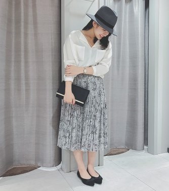 本日はお洒落な女子会兼新年会★をイメージしたコーディネートのご紹介です！

気温的にはどんどん寒くなり冬めく一方、女子会では周りより一歩リードしたい…
そんな方におすすめのシックな春色でまとめてみました！
 
トレンドの優しげプリーツスカートを辛口小物で引き締めて★
アウターのインナーには少しずつ春の要素をプラスしていきたいですね。
タイツを履く場合は黒よりもチャコールグレーでスカートの色味とグラデーションを作るのがおすすめです。