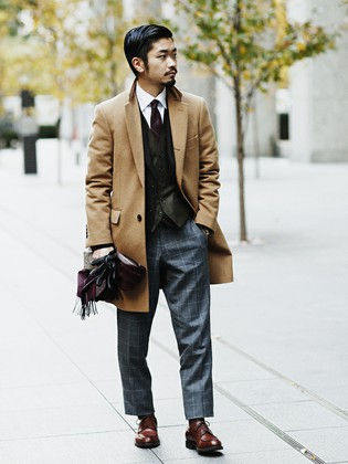 business style
仕事終わりにそのまま出かけたくなる、大人のビジネススタイルをご紹介します。
ヘリンボーンの織り柄が美しいオリーブジャケットに、ウィンドウペンチェックのパンツを合わせて、柄×柄の華やかなビジネススタイルに。
コートは、落ち着いたベージュのチェスターコートで、遊びすぎず大人な印象にまとめした。