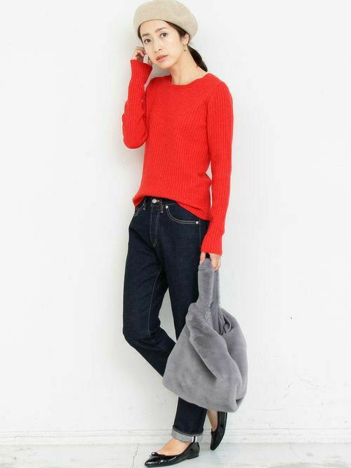 コンパクトなシルエットにリブ編みが
すっきりとした印象のニットプルオーバー。 

ビビットなカラーを濃色のデニムと
合わせた大人のカジュアルスタイル。 

ポインテッドトゥの足元やフェイクファーバッグで
今季らしいエッセンスをプラス。

モデル：163㎝