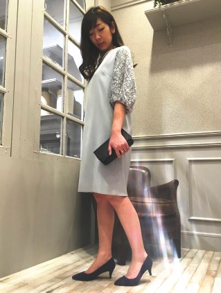 本日は春らしいカラーの新作ワンピースのご紹介です☆

繊細なレースを使ったボリューム袖がトレンド感たっぷりのリトルドレス。
お呼ばれ用のワンピース持っているけど、新しい色も欲しい…
という方にオススメです！