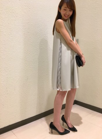 本日はルージュヴィフで大人気のサイドレースワンピースのご紹介です♪ 

人気のサイドタックワンピースの新作でタックの部分にレースが入っています。
ちらっと見えるレースが甘すぎず、大人可愛く着て頂けます！
動くたびにさりげなく揺れるデザインなので、結婚式等のパーティーシーンにおすすめです☆