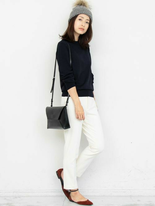 クラシカルなボトルネックニットに
ホワイトカラーのボトムを合わせた
すっきりとした印象のコーディネート。

小物の色味も抑えてシックに仕上げました。 
ファーポンポン付ニットキャップで程よくカジュアルに。

モデル：163㎝
