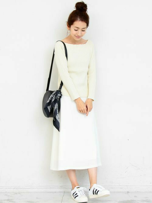 上質で滑らかな風合いのフレアスカート。 
ウエストから裾に向かって流れる軽やかな分量感が、
女性らしいフォルムを演出してくれ、
元を選ばない膝下丈は、スニーカーとも相性抜群。 
トップにリブニットを合わせたワントーンコーディネート。

モデル：163㎝