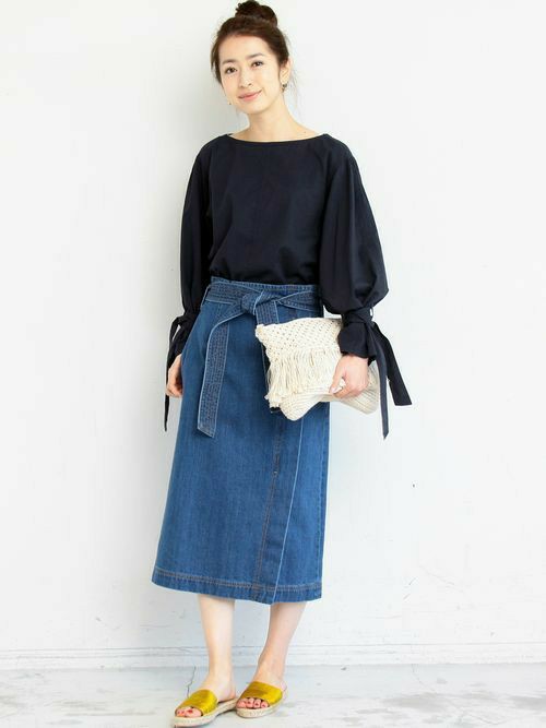 手洗い可能が嬉しいボリュームスリーブブラウス。 
共地のベルト使いで華やかなアクセントが
今季らしい着こなしを後押し。 
シャープなタイトフォルムが魅力の
デニムスカートで大人のカジュアルスタイルに。

モデル：163㎝