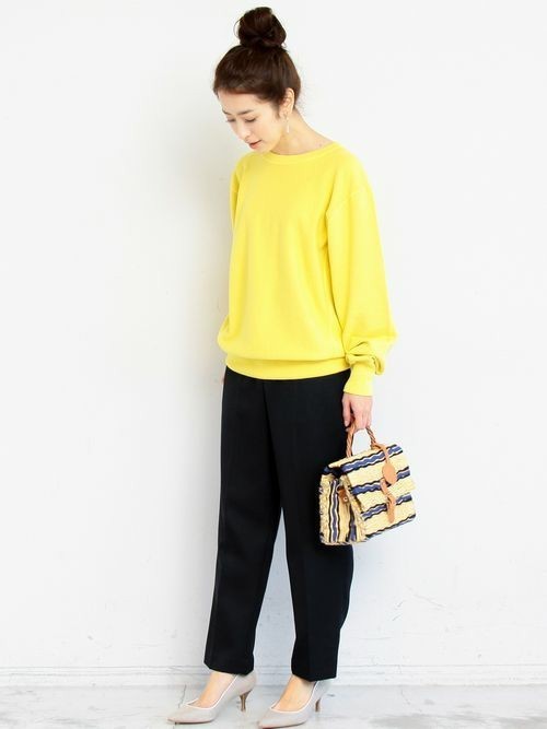 春らしいパステルトーンで別注オーダーした
＜Champion＞スウェットプルオーバー。 

メンズライクなサイジングに今季注目の
パステルトーンが一枚で様になるアイテム。 

テーパードパンツにヒールを添えた、
大人のスポーツミックススタイル。

モデル：163㎝