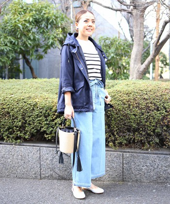 予約会でも大人気だった
撥水モッズコートがいよいよ通常販売に!

今年らしいゆったりシルエットなので、
さらりと羽織るだけでトレンド感のあるスタイリングに。

インナーには爽やかなボーダー柄を
プラスしてアクセントに。

ワイドシルエットのデニムパンツも
この春注目したいアイテムです。

モデル：168㎝