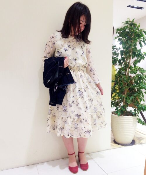 特別な日のお出かけにもおすすめの
小花柄ワンピース♪