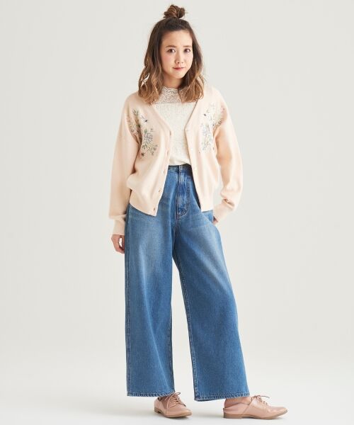 胸元にあしらわれた華やかなフラワー刺繍が目を惹く、
フェミニンな雰囲気のニットカーディガン♪