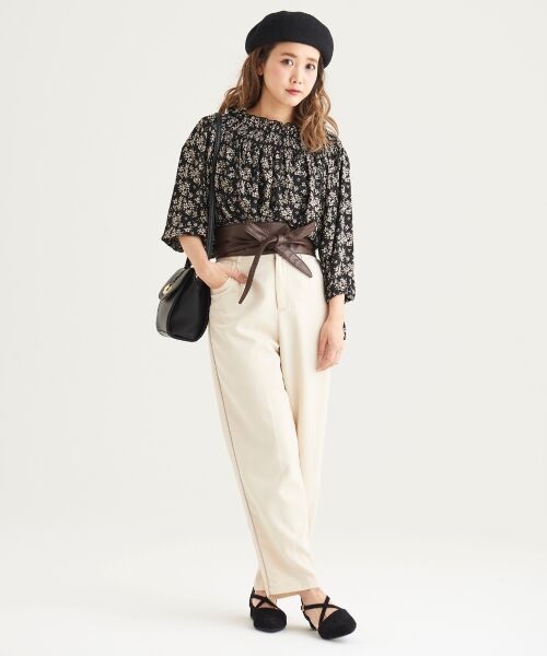 シンプルなテーパードパンツのウエストラインに
サッシュベルトを巻き付けて今年らしいコーデ◎