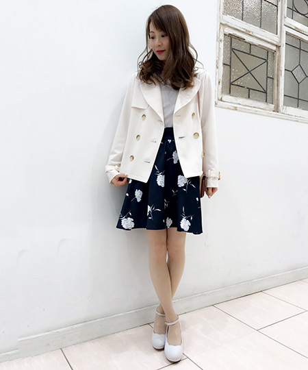 ショートトレンチ×花柄の
王道好感度女子スタイリング◎
デートや大学デビューにオススメです！