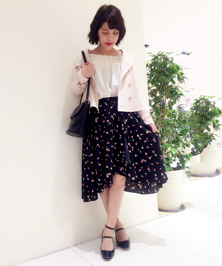 ちょっと清楚にお出掛けしたい日は、
揺れるヘムラインスカートで
今年らしさも取り入れたとっておきスタイルで♪