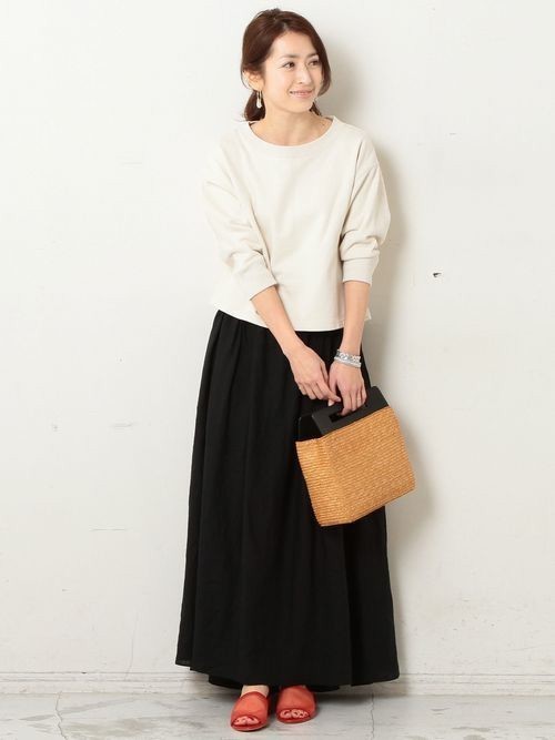 メンズライクなヘビースウェットを使用した
女性らしいシルエットのラウンドネックプルオーバーは、
ヴィンテージ感のある風合いが魅力。 

エアリーなマキシ丈スカートを添えた、
こなれ感たっぷりのフェミニンスタイル。 

モデル：163㎝