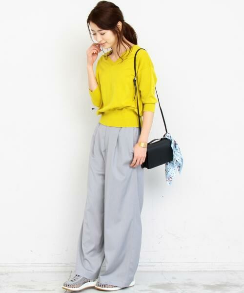 キレイ目なハイゲージ風合いに
程よい深さのネックが特徴の5分袖コットンニット。

春らしいカラーにグレーのワイドパンツを添えて
カジュアルながらも華やかな装いに。

足元は国内EXCLUSIVEカラ―の
＜KEEN＞のサンダルで、ワンランク上のオシャレを演出。

モデル：163㎝