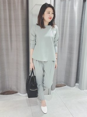 本日は人気のブランド、MICA&DEALのとっても着やすいセットアップをご紹介致します！
バックスタイルにプリーツを施した、甘すぎないアイテム。
普段使いはもちろんの事、結婚式等のフォーマルシーンからセレモニースタイルまで幅広く活躍するアイテムです☆