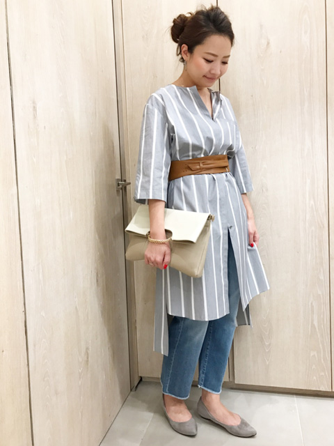 本日は、新作【ノーカラーダブルチュニック】シャツコーデをご紹介いたします!
ストライプのチュニックシャツに、幅広なキャメルのベルトでウエストマーク。
裾フリンジデニムと合わせた、シャツコーデです♪
チュニックシャツは、羽織りでも着回しが可能ですので、これからのシーズンに、おススメです！！