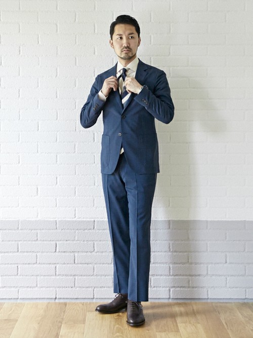 クールビズスタイル

暑い夏にも対応できるブルーでまとめた爽やかなクールビズスタイル。
 Vゾーンには柔らかいイエローのシャツを合わせこなれた印象に仕上げました。 

MODEL SIZE：170～174cm