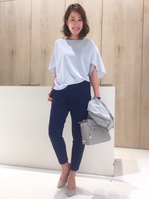 涼しげのあるアイスブルーのトップスをご紹介します。
綺麗見えするブラウス感覚で着ていただけるので、通勤シーンやオケージョンアイテムとしても活躍してくれます。
同系色のパンツと合わせて、グラデーションコーデに仕上げてみました。
小物をライトグレーでまとめると、オフィスでもワンランク上のオシャレに。