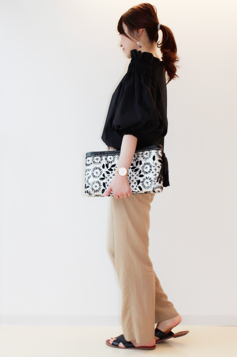 本日ご紹介するのは、キラキラ刺繍が女心をくすぐるクラッチbagです。
shuku-ranのバッグは天然素材そのままの優しい風合いにスパンコールなどの刺繍がプラスされて女性らしく仕上がっています。
カジュアルなコーディネートにはもちろんですが、あえて黒のオフショルにベージュのストレートパンツで大人めな時に合わせても素敵です◎