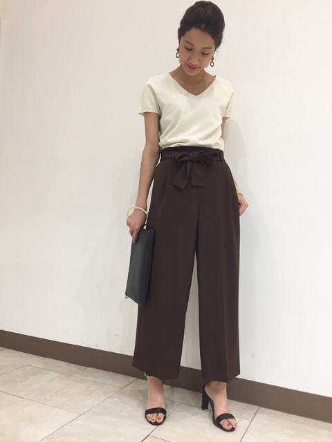 今回は夏に大活躍間違いなしのサマーニットのご紹介です！
さらっとした肌触りなので、夏でも涼しく着ていただけるニット。程よい光沢やツヤが上品に仕上がっていて、キレイ目なスタイリングを演出してくれます。コンパクトなサイズ感で、オフィスからデイリーまで幅広く着られます！