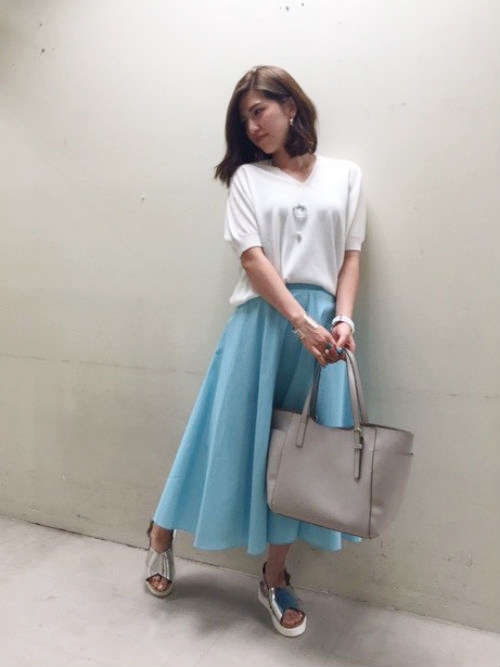 トレンドのカラースカートをラフにスタイリング！シルバーの小物でスッキリと仕上げています！

