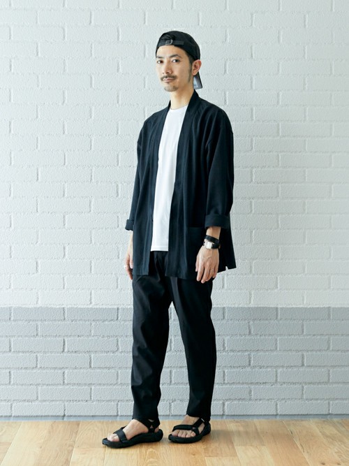 ワントーンスタイル

全体をブラックで合わせ統一感を出し、インナーにホワイトカラーを入れる事でメリハリをつけ、軽い印象にしました。 

MODEL：165～169cm