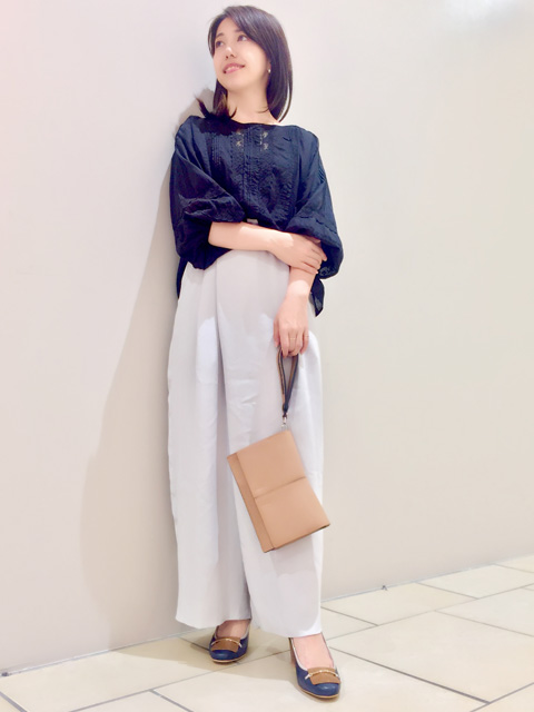 シンプルなのに他にないデザインでコーディネートのアクセントになってくれるポシェット。
取り外しできるストラップとショルダーベルトが付いていて、3WAYで使えます。
さり気なくメタリックな切り替えを施したストラップがコーディネートのアクセントに◎