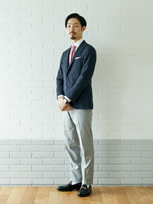 涼しさを感じるジャケット×パンツスタイル

着心地、見た目も涼しげなジャケット×パンツスタイル。 
スタイリングはベーシックだがネクタイを季節感感じる色にする事で清涼感、トレンド感を演出。
 足元はローファーにすることで軽快な印象に。 

MODEL：175～179cm