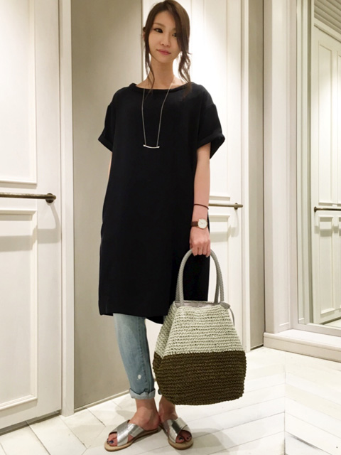 露出控えめカジュアルコーディネートのご紹介☆
トップスはワンピースとしても着ていただけるアイテム。
ペチコートもついているので透け感も心配なくお使いいただけます！
さらっとした素材でカジュアルさもあるので今回はトップスとして使用してみました！