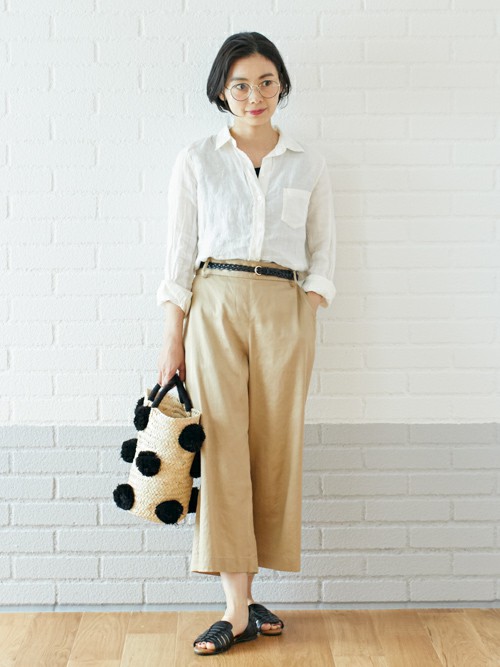 ベーシックスタイル

シャツ×チノパンの定番アイテムに、メガネやカゴバックで遊び心をプラスしたカジュアルなスタイリングに仕上げました。 

MODEL：150～154cm