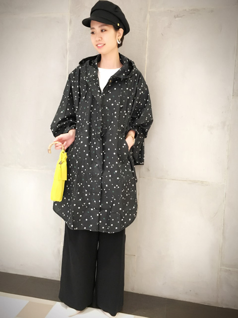 雨の日には欠かせないレインポンチョもランダムな星柄でオシャレ度UP！
小さくたたんで収納できるポーチもついていますので、お子様がいらっしゃる方や自転車に乗られる方にもオススメです！