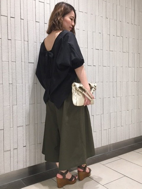 新作ブラウスのご紹介です.
トレンドのバックシャンブラウスはこれからの夏に向けて心地の良いリネン混素材です 
ご自宅で手洗いも可能なので暑い時期には嬉しい1着ですね.
ゆったりとしたシルエットで後ろの丈感も長さがあるので、今回はワイドなスカウチョで合わせましたが、 カジュアルにデニムや今年らしくロングタイトスカートなどでコーディネートして頂くのもオススメです◎
 