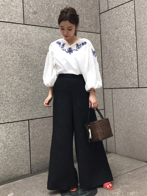 本日のコーディネートです！
【刺繍ブラウス】のご紹介です！
トレンドの"刺繍"を施した可愛いブラウスが入荷致しました！！
ふんわりとしたボリュームスリーブで、とても女性らしい印象◎
 
繊細で綺麗な刺繍は、コーディネートのポイントとなりますが、ベーシックな色味で派手すぎないので大人の方でもチャレンジしやすいのではないでしょうか！？
今回は、麻混ワイドパンツと合わせてラフなスタイリングでまとめてみました！