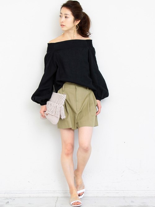リネン100％で仕上げた涼やかでナチュラルな表情が魅力のオフショルダーブラウスをショーツで合わせた軽やかなスタイル。
リラックスムード漂う今シーズンらしいデザインが洗練された印象を演出。
程よい抜け感で作り出す大人のカジュアルコーディネート。

