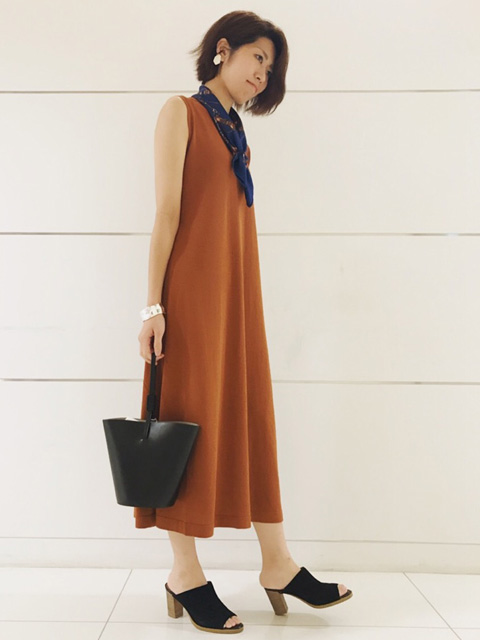 今年大流行のバケツ型バッグをご紹介！
ワンハンドルがさらにトレンド感をプラスし内側の金具を止めればより立体的なフォルムを実現させたこだわりのデザインです。
気分やコーディネートによって表情を変えて楽しんでいただけます。
