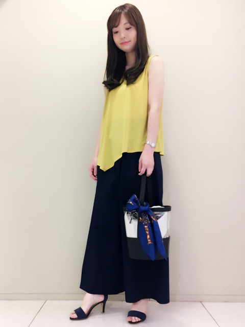 バケツ型の今期らしいビニールバッグ。
巾着開閉式なのでプライバシーと防犯、二つの面で安心です。
固めのしっかりしたビニールを使用しているため、自立して型崩れしにくいバッグです。
手持ちのポーチや巾着などに入れ替えてもビニールならではの透けをお楽しみいただけます。