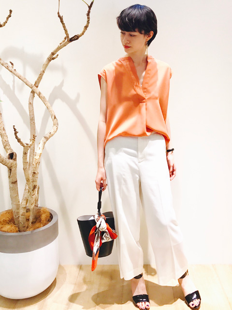 今年大人気のバケツ型バッグが大人っぽいデザインで登場！
ワンハンドルがさらにトレンド感をプラス。
内側の金具を止めればより立体的なフォルムに。
気分やコーディネートによって表情を変えて楽しんでいただけます。