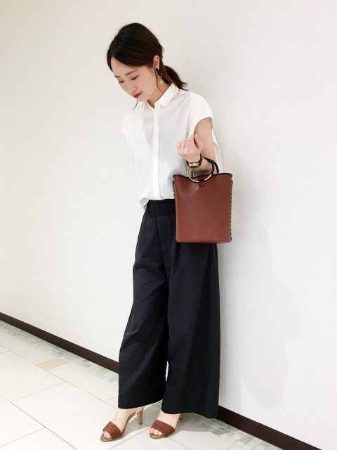 フェミニンさを格上げしてくれるストラップサンダル。
カジュアルなコーデにも投入するだけでイイ女度をぐっと上げてくれるアイテムです。
